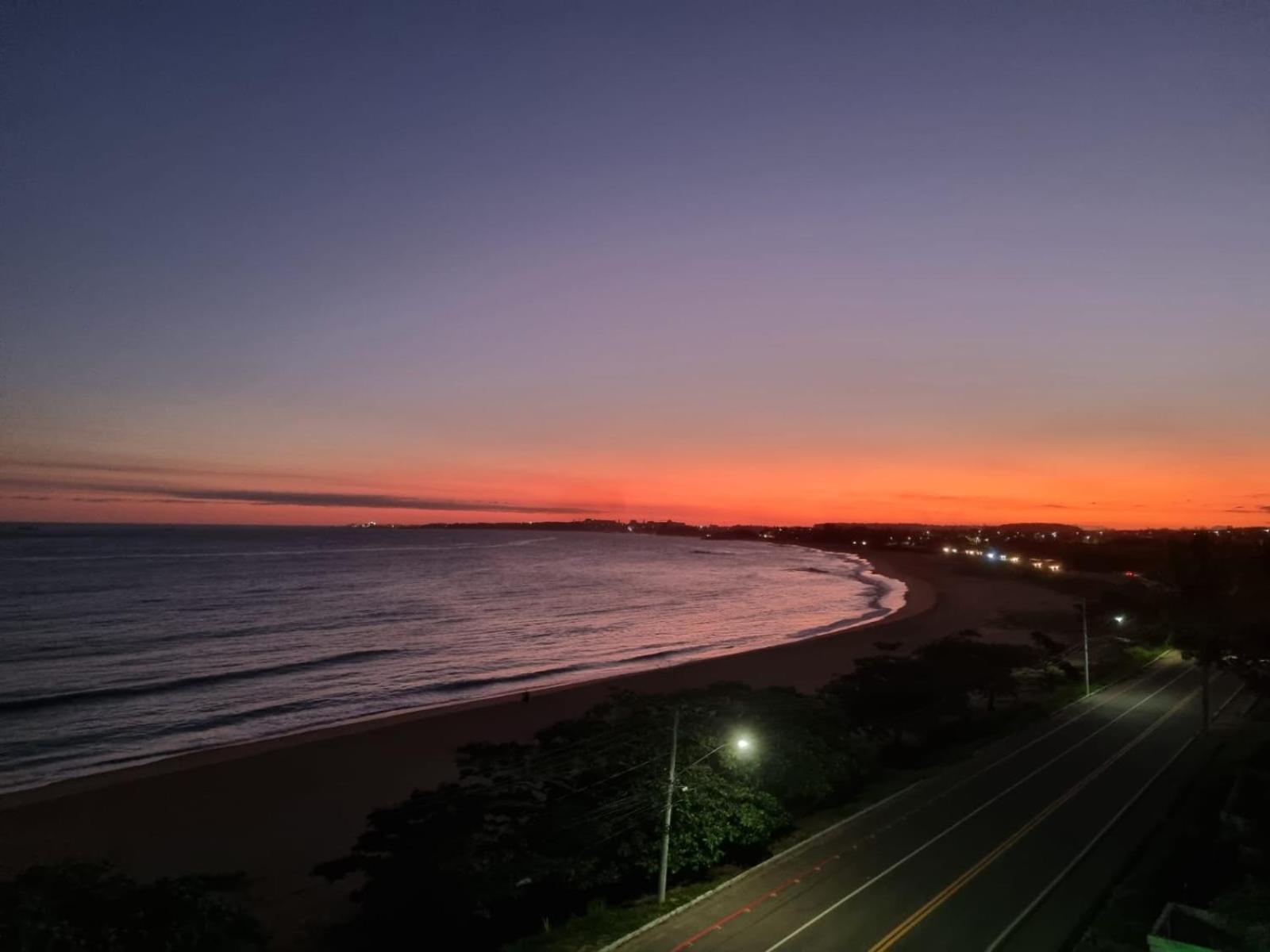 Ipe Amarelo - Frente Ao Mar Na Praia De Meaipe, Guarapari Exterior foto